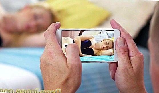Милая брюнетка сосет шнягу в полутьме, порно видео