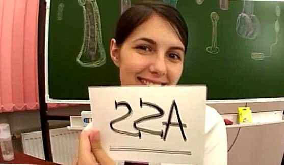 Стройняшка насаживается на член хахаля прилегшего у берега в воде, порно видео
