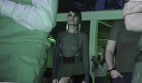 Русские: Телочка в кружевном белье лежала на кровати и смотрела порнушку с планшета, порно видео