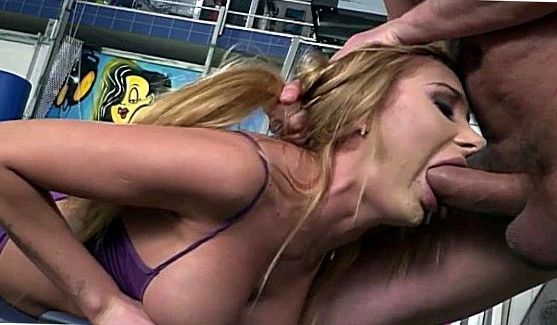 На Публике: Секс-массаж для Emily Grey, порно видео