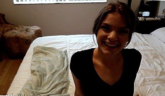 Телку со свиной жопой замучили вибратором и она застонала, порно видео