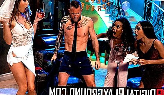 Большие Члены: College girls get freaky in school locker room, порно видео